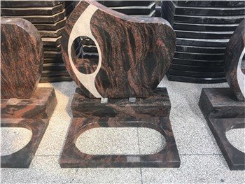 Rauður granít legsteinn